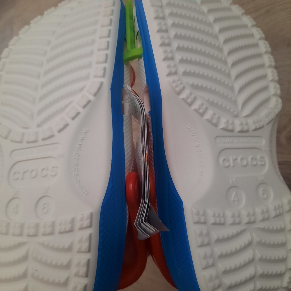 CROCS x Hello Kitty Shoes - Picture 5 of 5